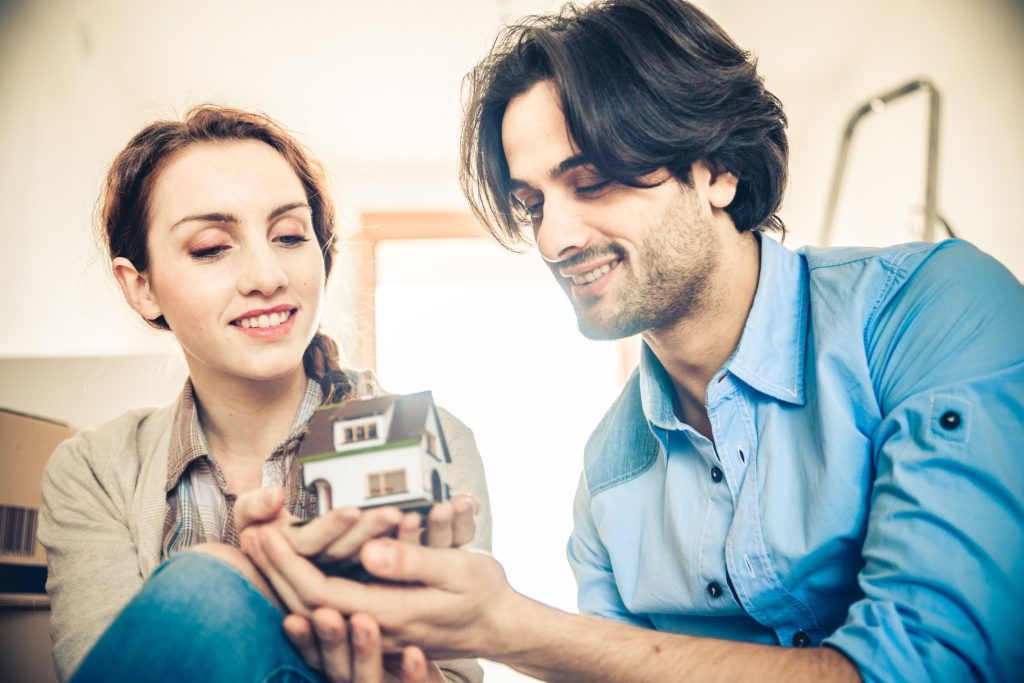 Jóvenes con vivienda avalada por el ICO deben usarla como residencia permanente
