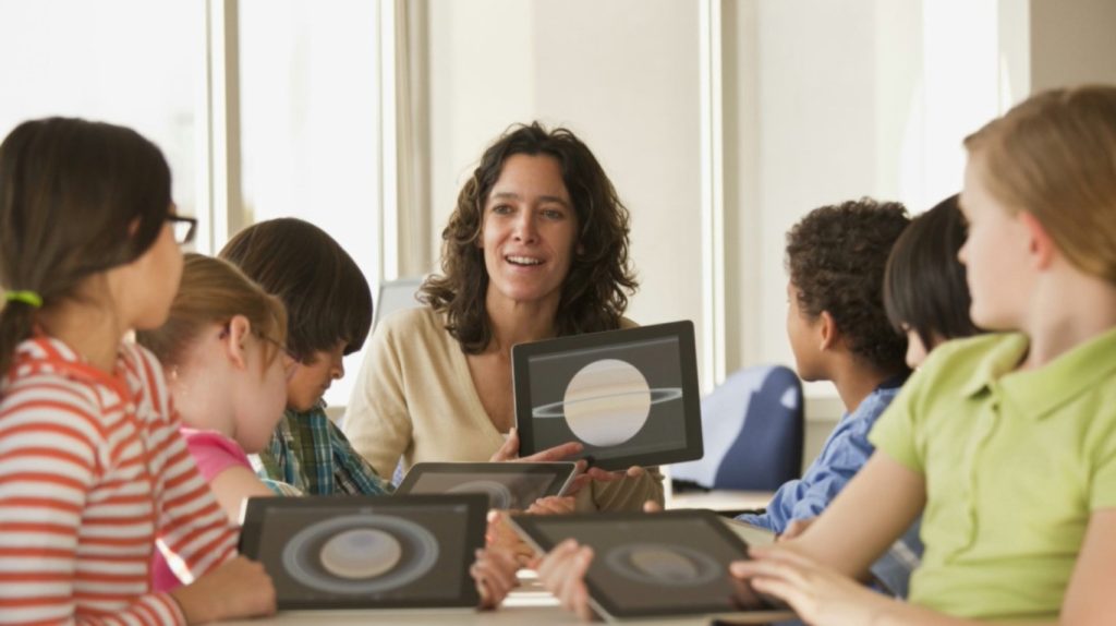 Docentes españoles adoptan tecnología IA para mejorar enseñanza.