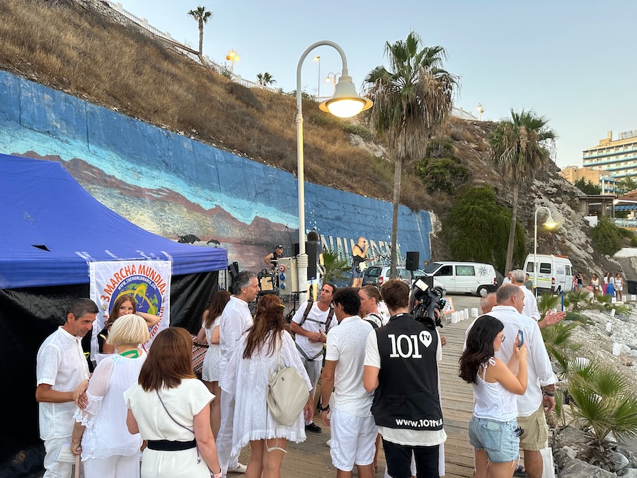 Fiesta de amistad en la Playa Torrevigía de Benalmádena
