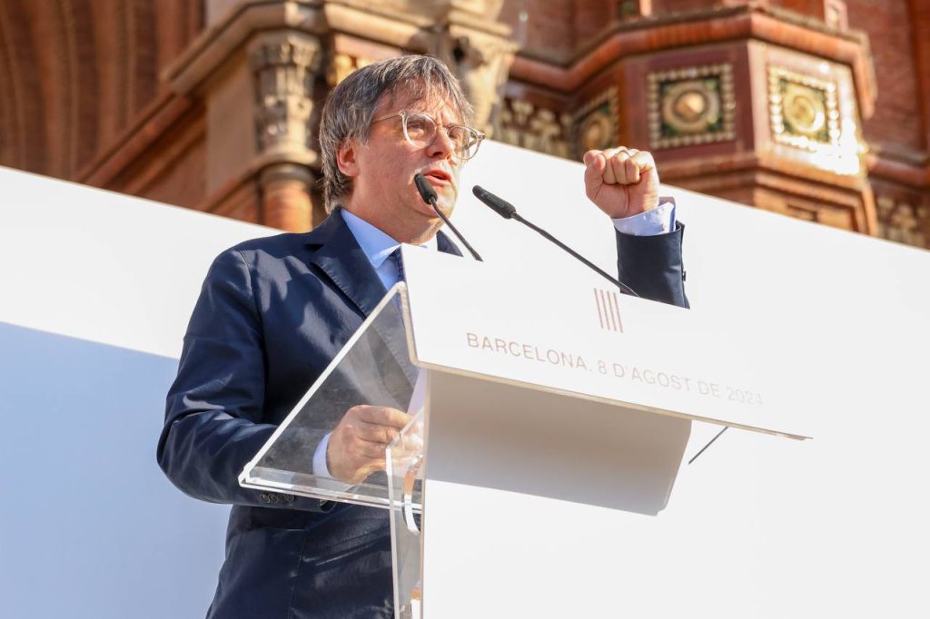 Junts recibe a Puigdemont en paseo de Lluís Companys
