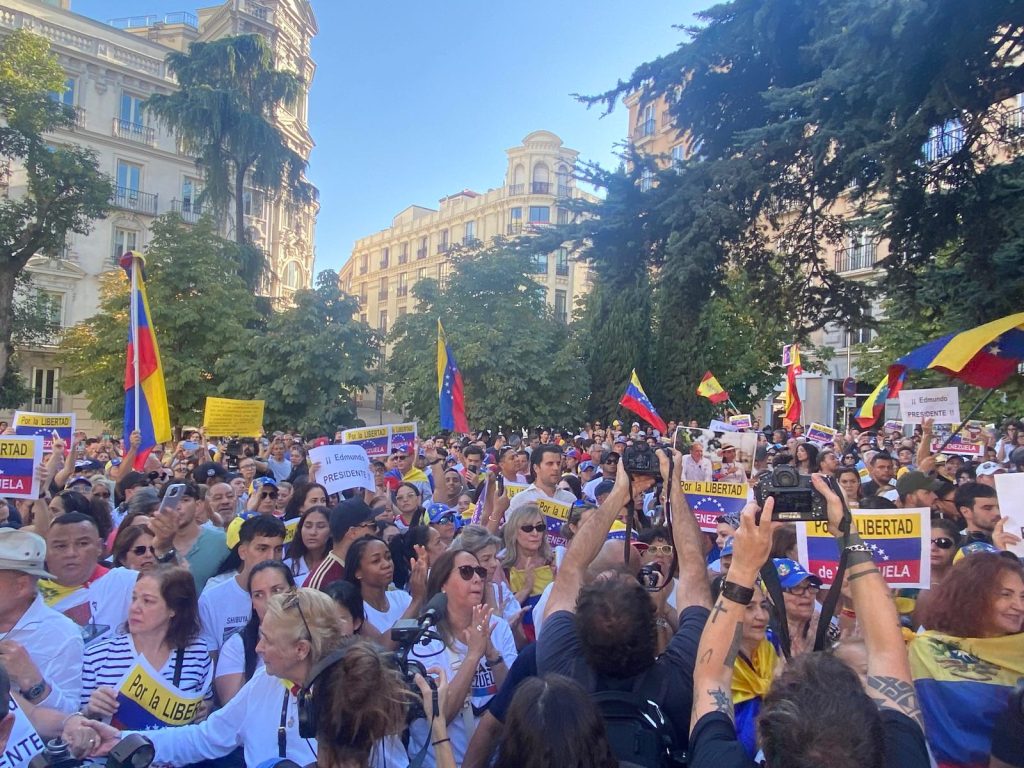 Venezolanos piden que España reconozca a Edmundo González