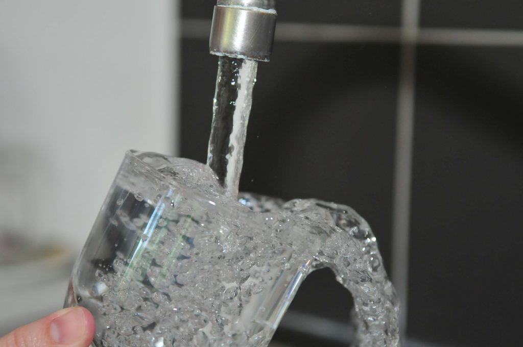 Es realmente más seguro el agua embotellada que la de grifo