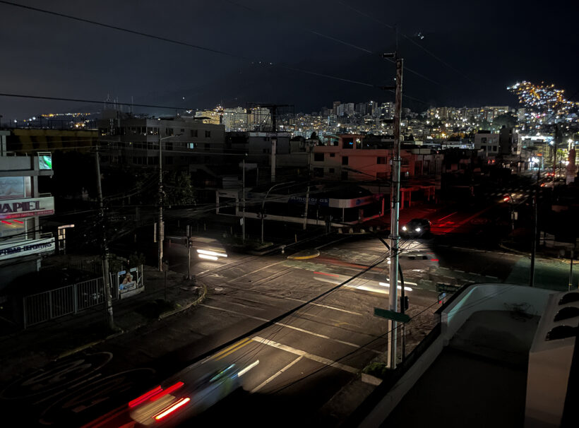 Más allá de los apagones: una mirada al futuro económico de Ecuador Ecuador, un país en oscuridad. (Imagen de Walker Vizcarra)