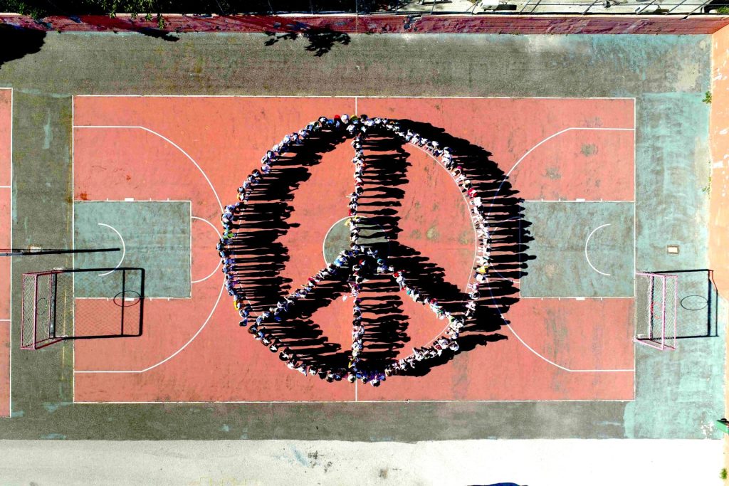 Alumnos y profesores en Grecia unidos por la paz