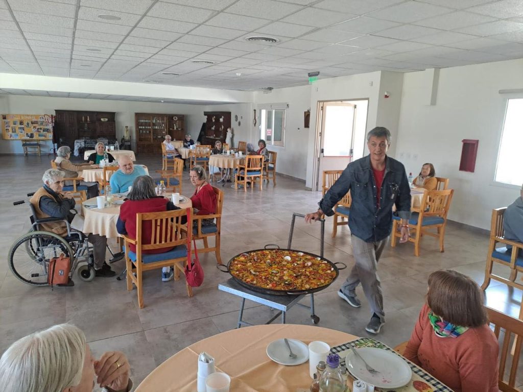 La Asociación Española de Neuquén cocina paella para ancianos