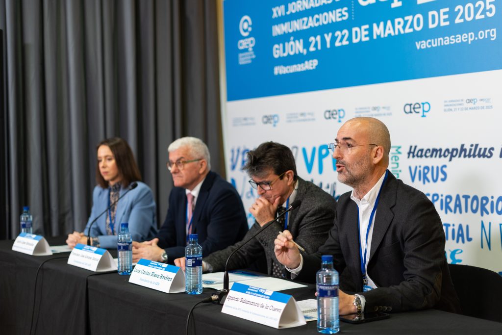 Pediatras participantes en la presentación de las jornadas de vacunación | Foto de AEP