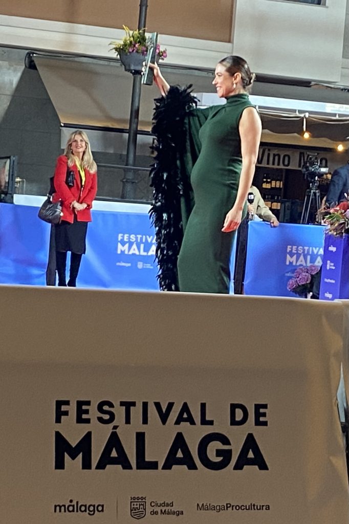 Elena Martínez, Marcos Cáceres y el Cine Club Más Madera premiados en el Festival de Málaga Elena Martínez exhibiendo su premio a mejor actriz. Foto Leandro Núñez