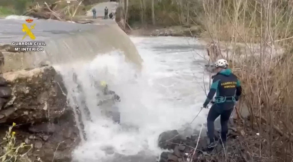 Encuentran el cuerpo del motorista que cayó en el río Genal de Málaga ás de 40 efectivos de la Guardia Civil trabajaron durante 5 días en el lugar del accidente.