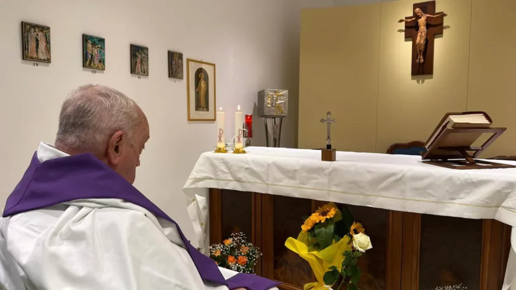 El papa Francisco mejora y difunden la primera foto desde que fue hospitalizado