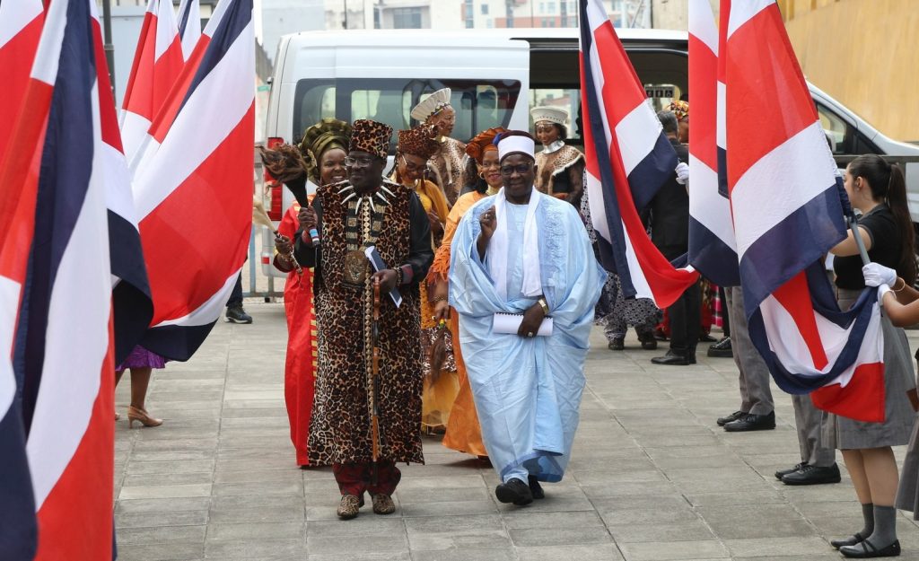 Reyes africanos recorren Costa Rica ante asombro y admiración de sus pobladores