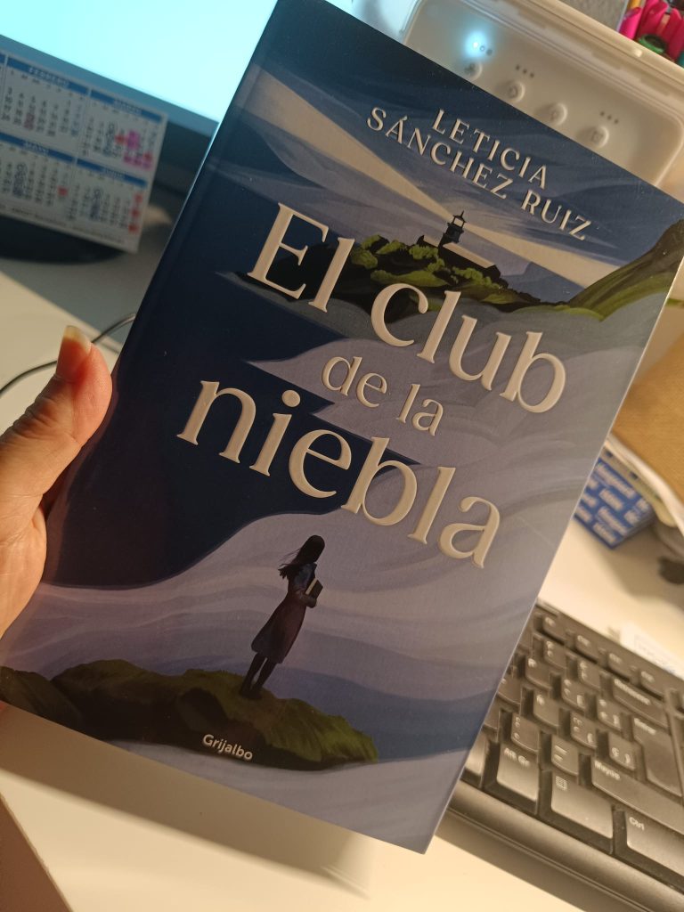Entre la bruma y las palabras: Leticia Sánchez Ruiz y el eco de los libros olvidados