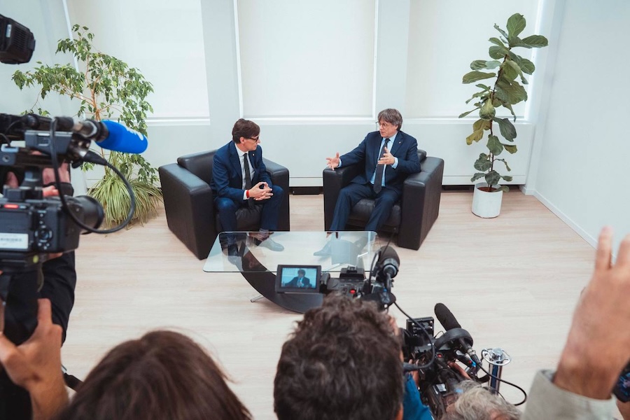 Puigdemont e Illa se reúnen en Bruselas: entre gestos institucionales y reclamos de normalidad democrática