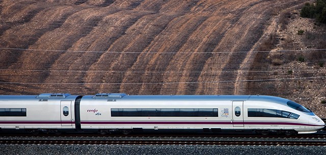 El tren ‘robó’ 900.000 viajeros al avión en 2024 y 3,7 millones a la carretera, según la CNMC