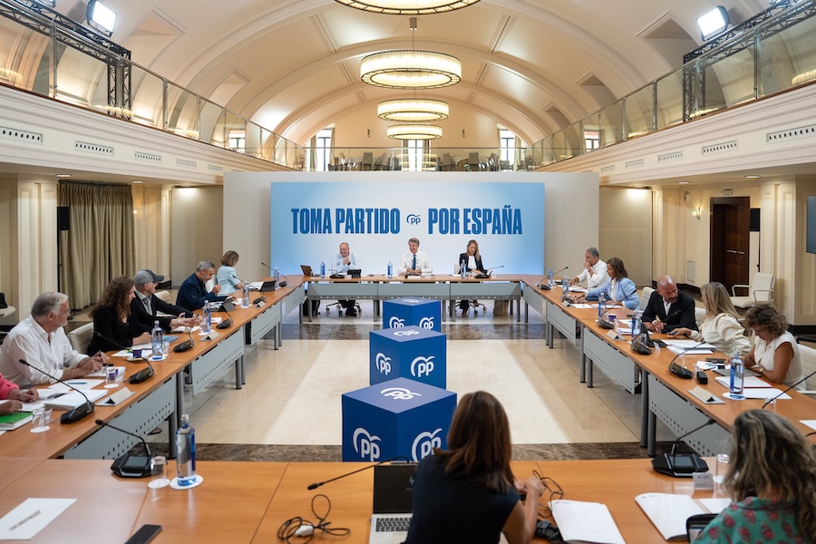 Génova sigue sin hablar de “genocidio” en Gaza y los barones del PP empiezan a marcar perfil propio