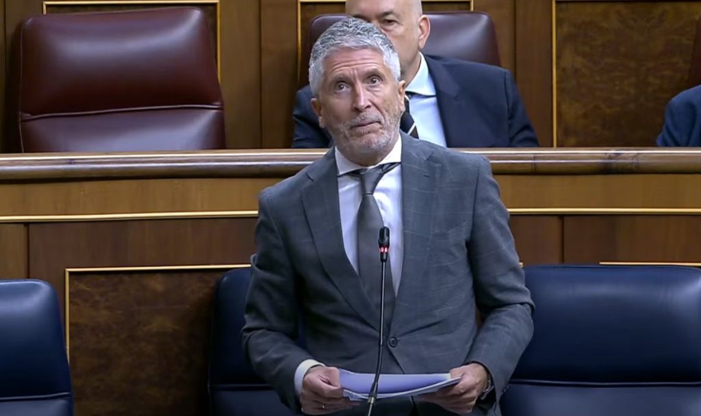 Marlaska recuerda a Junts que las expulsiones de extranjeros son «competencia exclusiva del Estado»