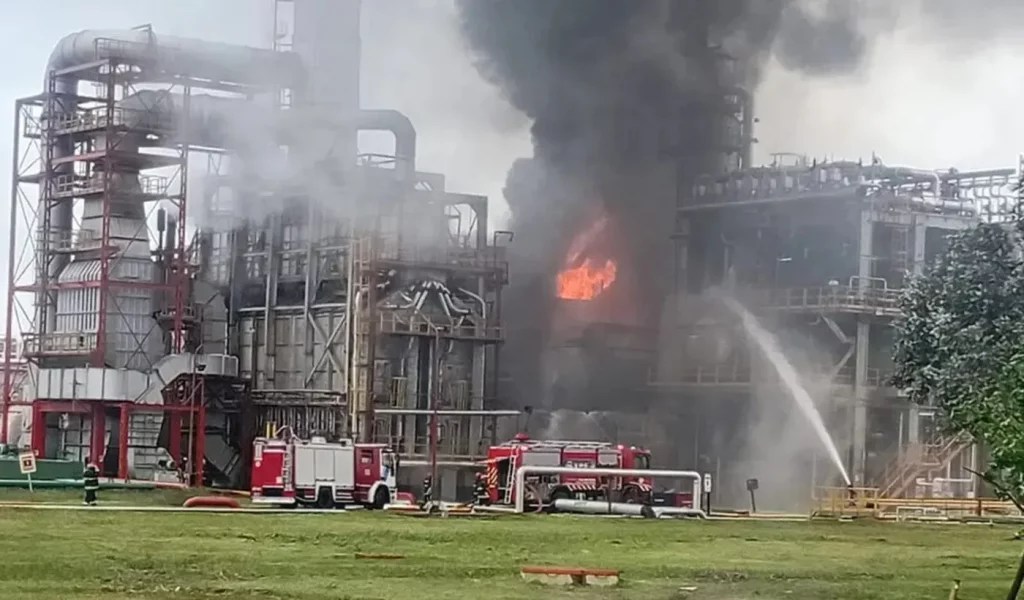 DESASTRE CONTROLADO EN UNA REFINERIA DE ARGENTINA