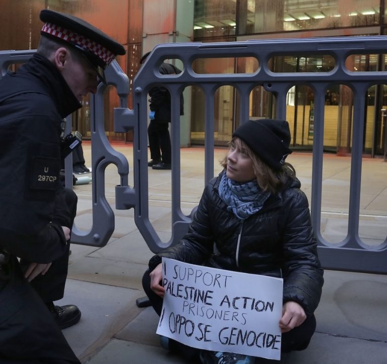 Greta Thunberg detenida en Londres por un cartel en apoyo a la Acción Palestina