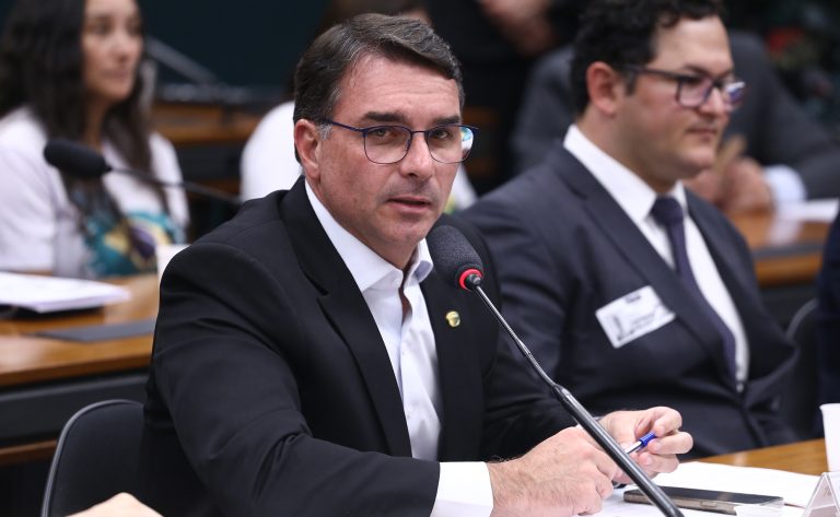 Flávio Bolsonaro emerge como heredero político de Jair Bolsonaro