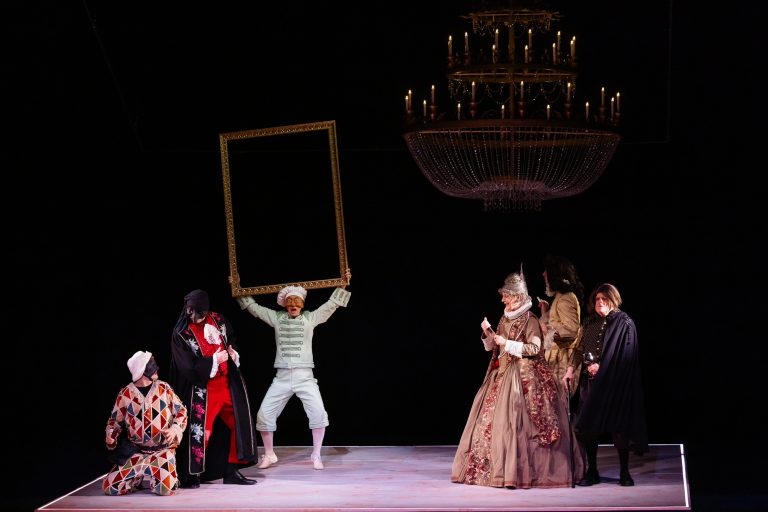 Els Joglars conquista Málaga: Ovación de gala y humor cervantino