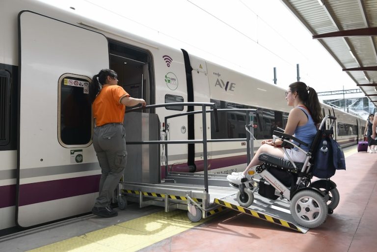 Adif Acerca cierra 2025 con un récord de 849.306 asistencias a viajeros en sus estaciones ferroviarias
