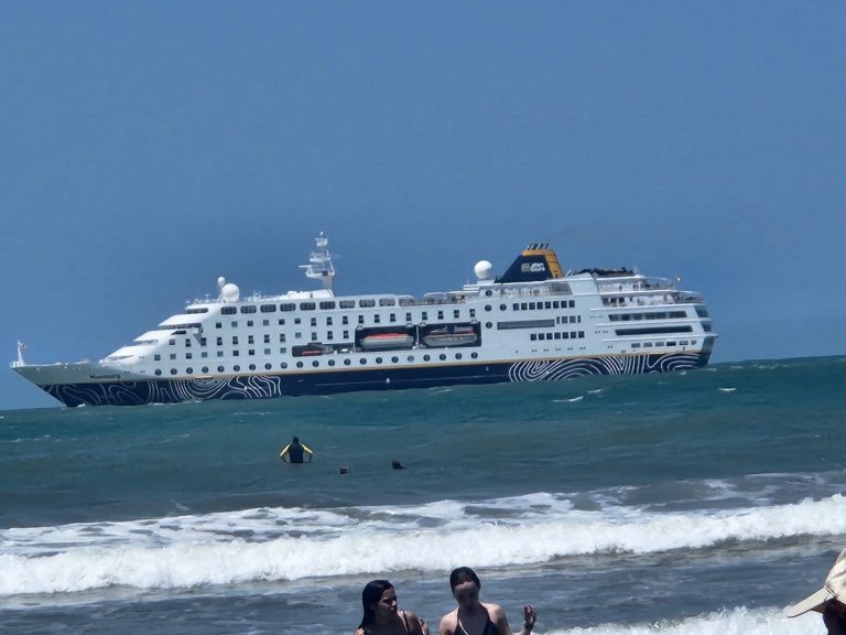 RECALA EN MAR DEL PLATA EL CRUCERO HAMBURG DE BANDERAS DE BAHAMAS