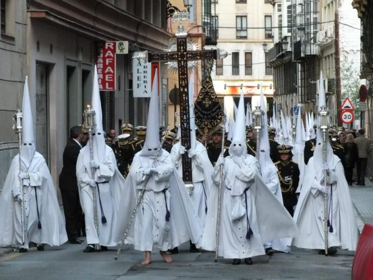 Málaga: corazón vibrante y escenario de la fe bajo el Sol de Andalucía