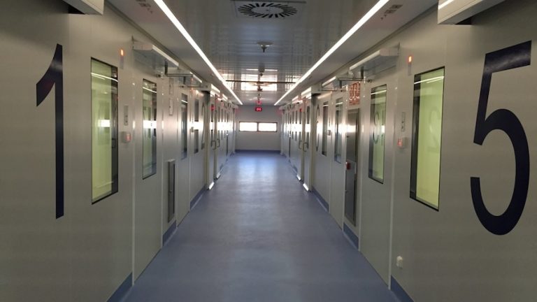 Los 14 españoles del crucero holandés permanecerán en cuarentena en el Gómez Ulla