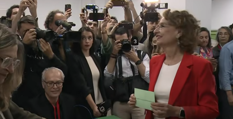 Montero vota en Sevilla y pide a los andaluces que nadie se quede en casa