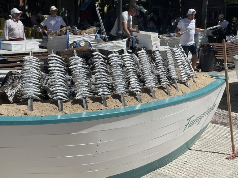 La plaza de Olavide se transforma en una playa malagueña para luchar contra la soledad no deseada