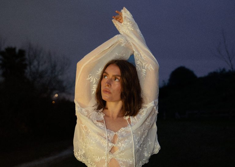 Ivanna debuta con “Mis Ventanas”, un EP íntimo que presenta una nueva voz femenina del pop