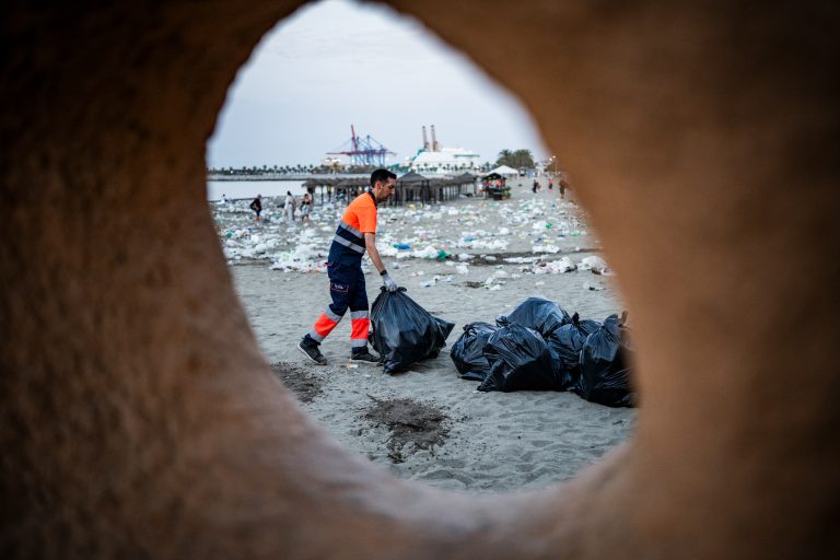 El amanecer de San Juan: cuando las hogueras se apagan y queda la basura