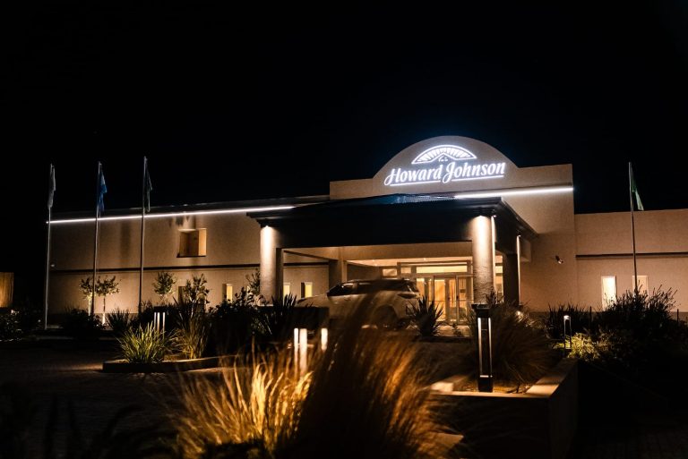 EL GRUPO HOTELERO ALBAMONTE CORTO CINTAS EN BAHIA BLANCA CON LA APERTURA DE UN NUEVO HOWARD JOHNSON
