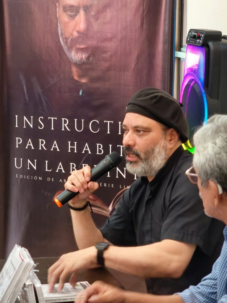 Olaff Crown lleva a Colombia una obra que convierte el libro en una experiencia artística