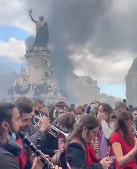 La juventud francesa responde con arte a la manipulación mediática